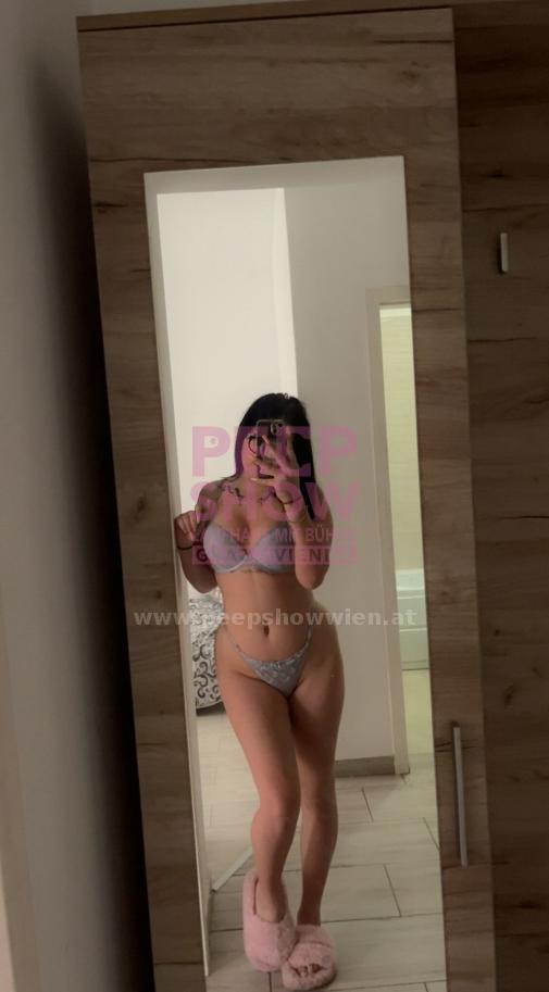 SARAH aus Rumänien - Liebt es zu verführen. Süße Frau mit vielen Vorzügen. Folge mir ins Land der Erotik. Dann beobachte mich zuerst Anonym auf der Bühne und rufe mich danach ins Zimmer! 2