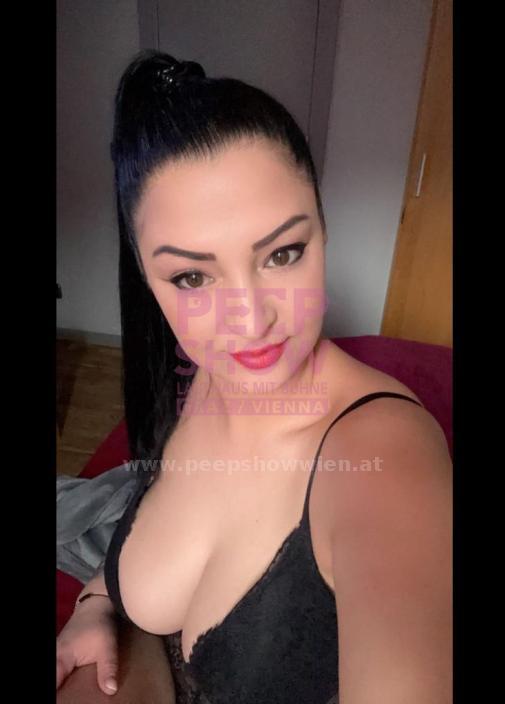 ALINA aus Rumänien - Liebt es zu verführen. Ich liebe hemmungslosen Sex. Hättest du nicht Lust mich zum Höhepunkt zu bringen. Dann beobachte mich zuerst Anonym auf der Bühne und rufe mich danach ins Zimmer! 0