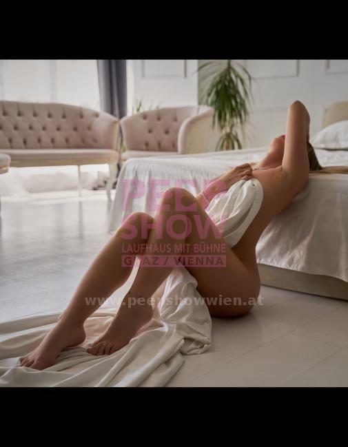 KATY aus Rumänien - Tabulos und Dauergeil. Süße Frau mit vielen Vorzügen. Mein verführerischer Blick wird dich in den Bann ziehen. Dann beobachte mich zuerst Anonym auf der Bühne und rufe mich danach ins Zimmer! 1
