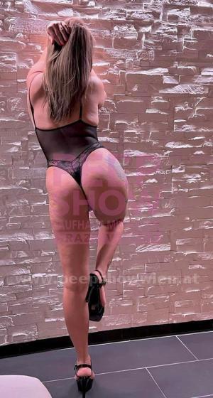 ISABEL aus Rumänien - . Ich liebe hemmungslosen Sex. Mein verführerischer Blick wird dich in den Bann ziehen. Dann beobachte mich zuerst Anonym auf der Bühne und rufe mich danach ins Zimmer!
