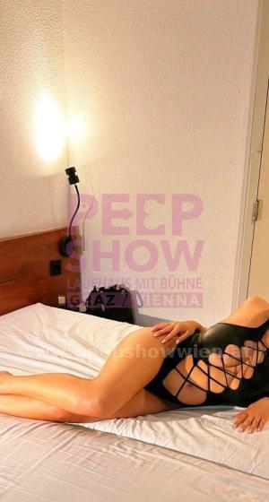 BETTY aus Rumänien - . Bei mir findest du garantiert das perfekte erotische Abenteuer. Hättest du nicht Lust mich zum Höhepunkt zu bringen. Dann beobachte mich zuerst Anonym auf der Bühne und rufe mich danach ins Zimmer!